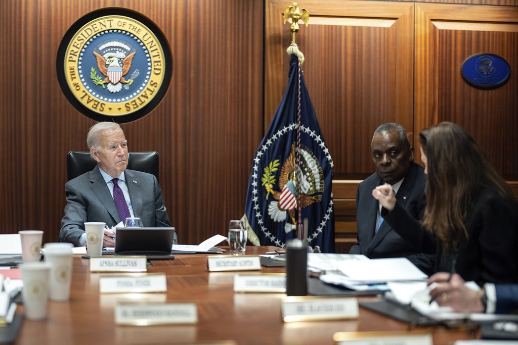 Presiden AS Joe Biden dan Menteri Pertahanan AS Lloyd Austin mendengarkan pengarahan harian kepresidenan, Senin, 29 Januari 2024, di Ruang Situasi Gedung Putih di Washington, AS. 