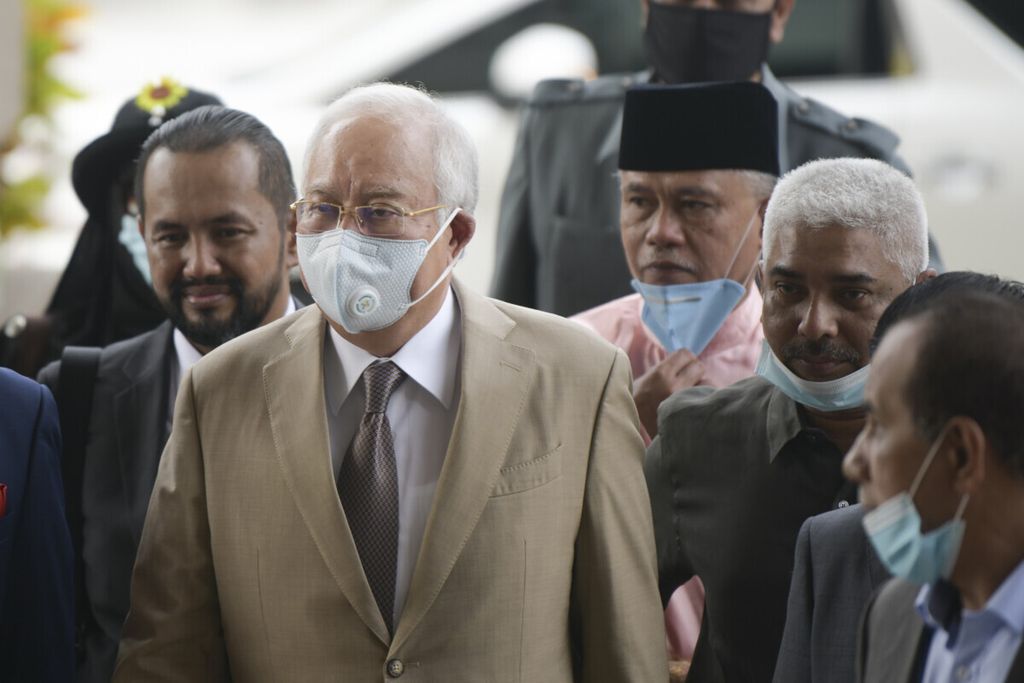  Bekas Perdana Menteri Malaysia Najib Razak (jas coklat) menghadiri sidang di pengadilan Kuala Lumpur pada Juni 2020. Pada 23 Agustus 2022, Mahkamah Agung Malaysia menetapkan vonis terhadap Najib berkekuatan hukum tetap dan dia harus segera dipenjara.  Najib dipenjara 12 tahun mulai Selasa malam. 