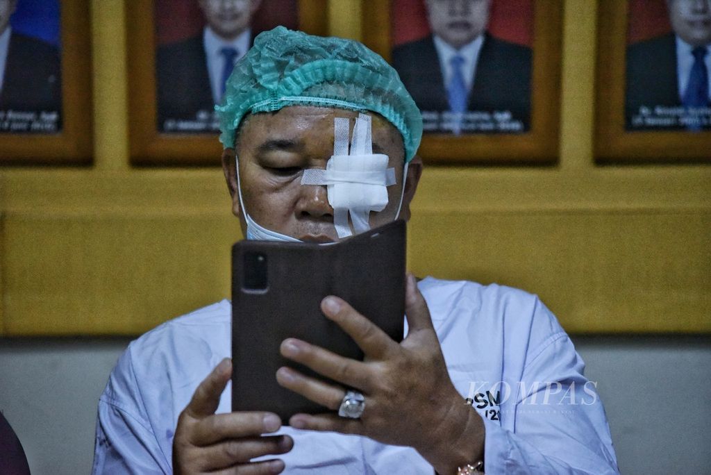 Pasien setelah menjalani operasi katarak di RSUP dr Mohammad Hoesin, Kota Palembang, Sumatera Selatan, Jumat (24/11/2023).