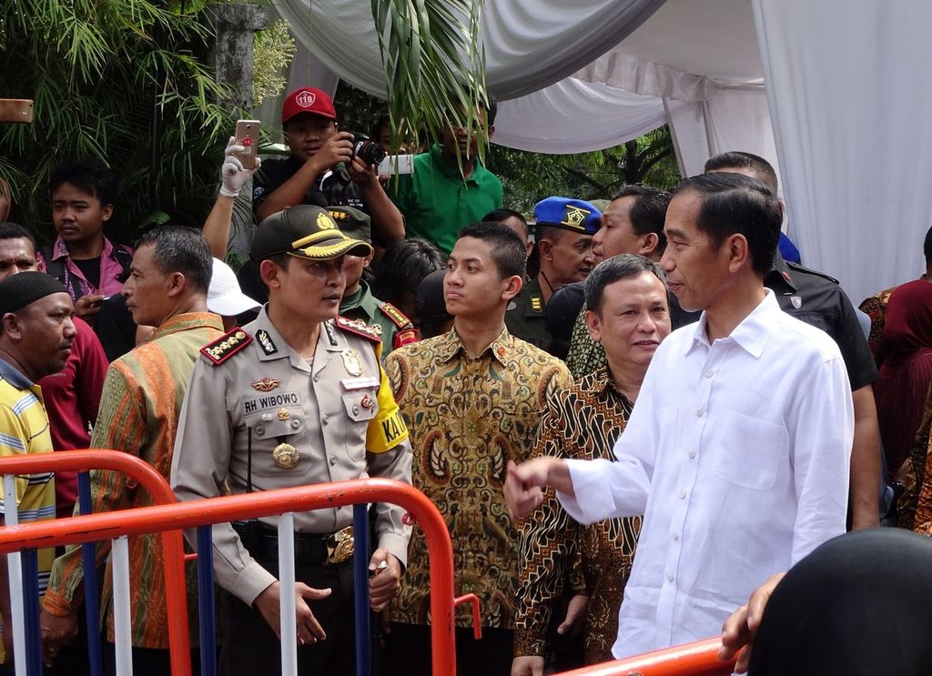 Presiden Joko Widodo yang sedang mudik Lebaran di Solo, Jawa Tengah, hadir dalam kegiatan pembagian paket sembako bantuan Presiden RI di Solo, Jawa Tengah, Sabtu (16/6/2018).