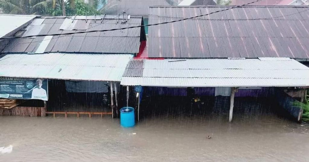 Bangunan terendam banjir di Desa Muara Siberut, Kecamatan Siberut Selatan, Kepulauan Mentawai, Sumatera Barat, Sabtu (12/8/2023).