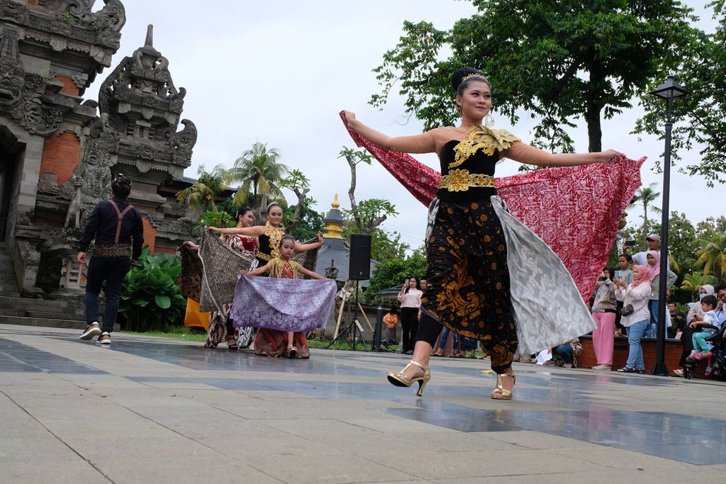 Suasana peragaan busana dengan kain batik di kawasan Museum Indonesia, Taman Mini Indonesia Indah (TMII), Jakarta, pada Minggu (12/2/2023) sore. Peragaan busana ini merupakan salah satu upaya mengenalkan batik kepada publik.