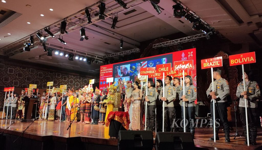 Defile partisipan mengisi seremoni pembukaan festival paduan suara Bali International Choir Festival 2022 di Gedung DNA Denpasar, Kota Denpasar, Senin (25/7/2022).