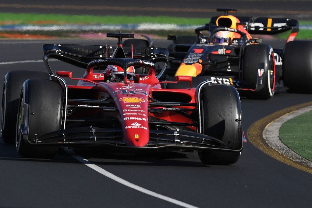 Pebalap Ferrari, Charles Leclerc, melalui tikungan saat berlaga dalam Grand Prix Formula 1 Australia di Sirkuit Albert Park, Melbourne, 10 April 2022. 