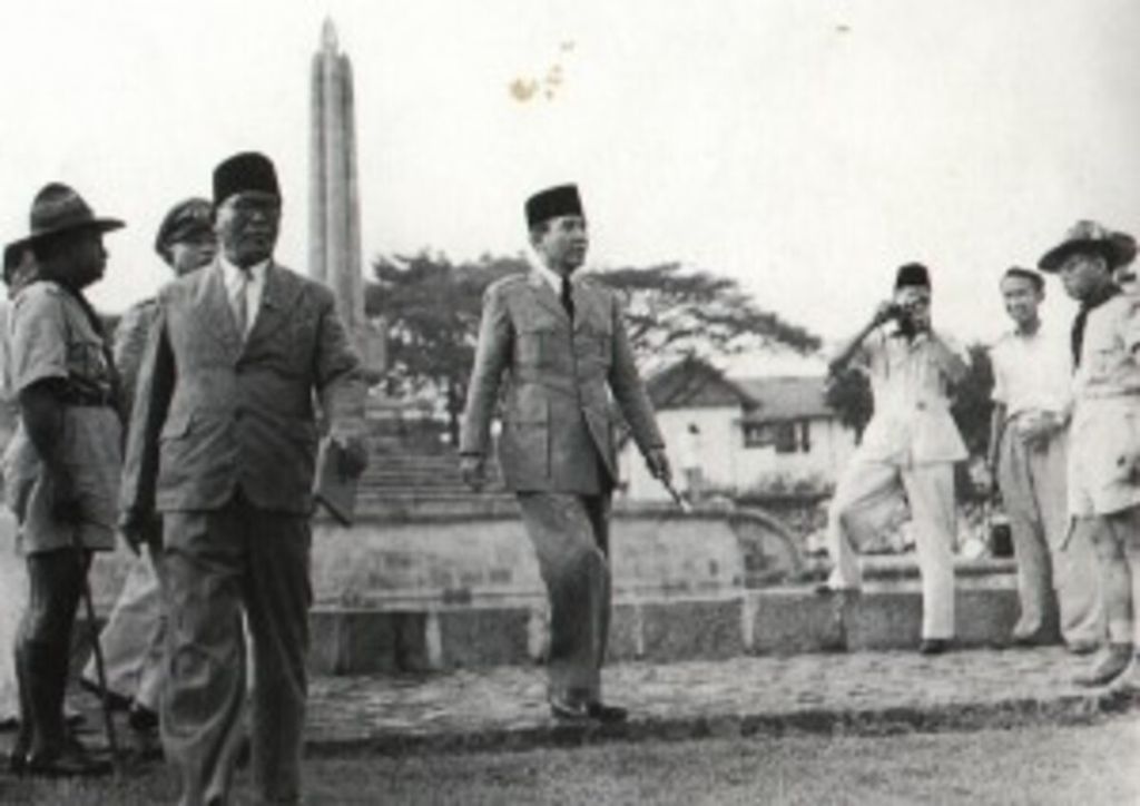 Presiden Soekarno meresmikan Tugu Kemerdekaan di Alun-alun Bunder, Malang. Foto diambil dari mediacenter.malangkota.go.id.