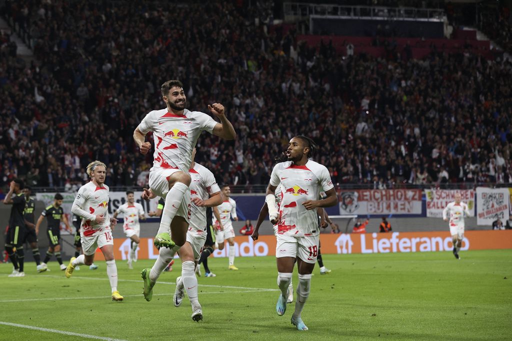 Bek Leipzig, Josko Gvardiol, merayakan golnya ke gawang Real Madrid pada laga penyisihan Grup F Liga Champions Eropa di Arena Red Bull Leipzig, Jerman, Rabu (26/10/2022) dini hari WIB. Leipzig menang, 3-2. 