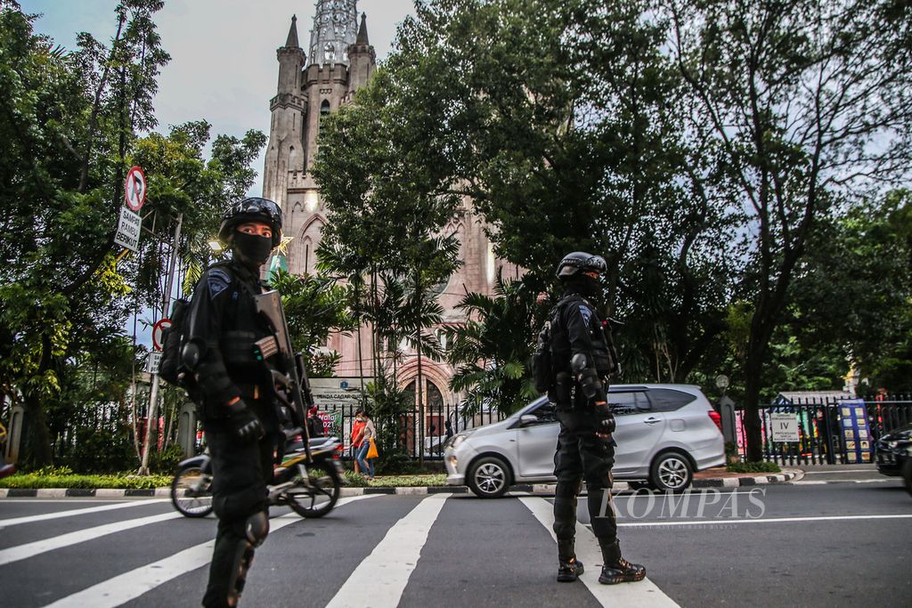 Aparat kepolisian berjaga dan berpatroli di sekitar Gereja Katedral, Jakarta, Kamis (24/12/2020). Polda Metro Jaya melibatkan total 8.179 personel yang terdiri dari 600 personel TNI, 7.054 personel Polri, dan 525 personel pemerintah daerah dalam operasi Lilin 2020.