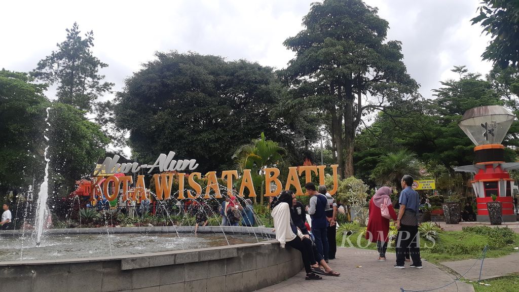 Suasana Alun-alun Kota Batu pada Kamis (29/12/2022). Kota Batu menjadi salah satu tujuan wisata akhir tahun di Jawa timur.