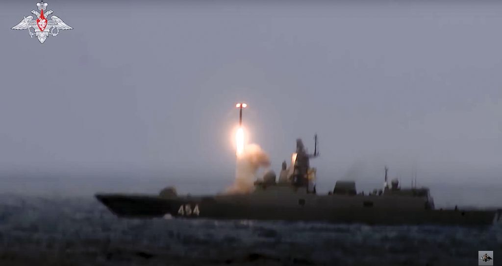 Rudal jelajah Zircon ditembakkan dari fregat Rusia dalam latihan militer, 19 Februari 2022. 