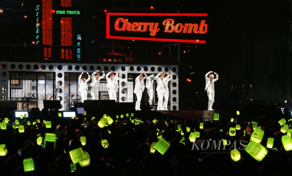 Aksi panggung NCT 127 saat membawakan lagu Cherry Bomb dalam konser NCT 127 2ND Tour 'Neo City: Jakarta-The Link' di Indonesia Convention Exhibition (ICE), BSD City, Kabupaten Tangerang, Banten, Jumat (4/11/2022) malam.