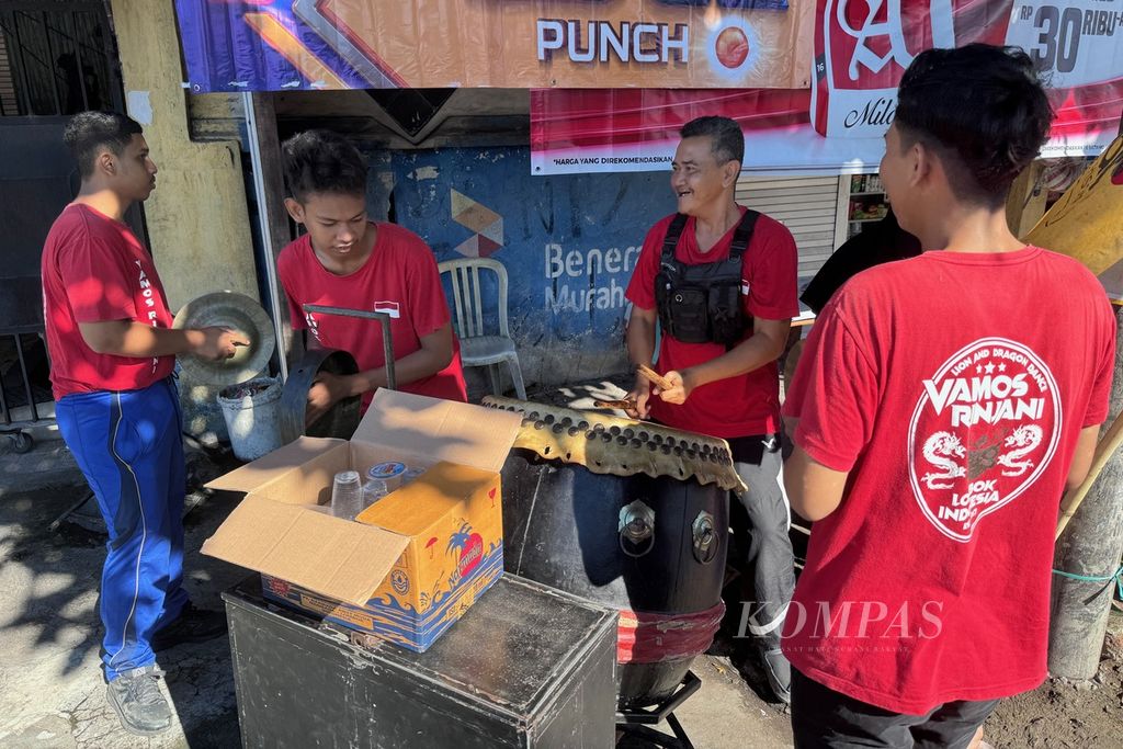 Music players were full of enthusiasm as they accompanied a lion dance from Sanggar Vamos Rinjani in the Hikayat Lebaran Topat Mentaram event at Makam Bintaro, Ampenan District, Mataram City, West Nusa Tenggara, on Wednesday (17/4/2024). The involvement of cross-ethnic and cultural residents further strengthens tolerance in Mataram, especially in Ampenan.