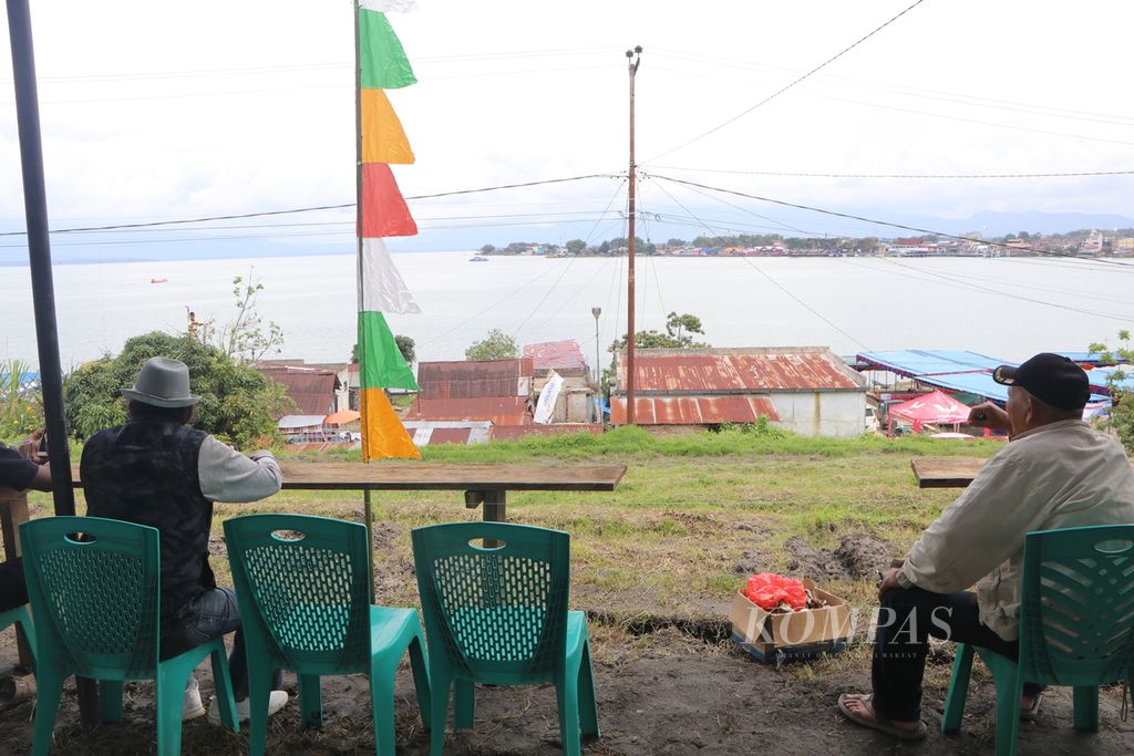 Warga membangun tribune di sawah untuk menonton Kejuaraan Dunia Perahu Motor Formula 1 (F1H2O) di Balige, Kabupaten Toba, Sumatera Utara, Rabu (22/2/2023). Di F1H2O, warga yang mempunyai lahan di sepanjang pantai dekat lokasi lomba diizinkan untuk membuat tribune dan menjual tiket.