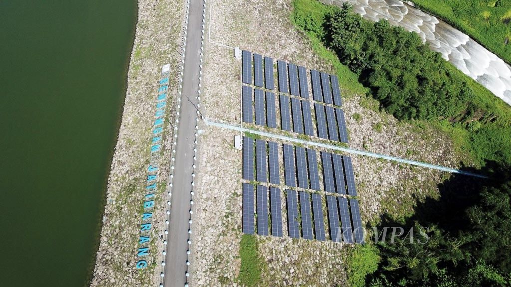 Sebanyak 936 panel surya yang menjadi proyek percontohan pembangkit listrik tenaga surya (PLTS) di Waduk Jatibarang, Kecamatan Gunungpati, Kota Semarang, Jawa Tengah, Selasa (26/3/2019). Selain panel surya, kawasan waduk juga memiliki fasilitas pembangkit listrik tenaga mini-hidro (PLTMH).