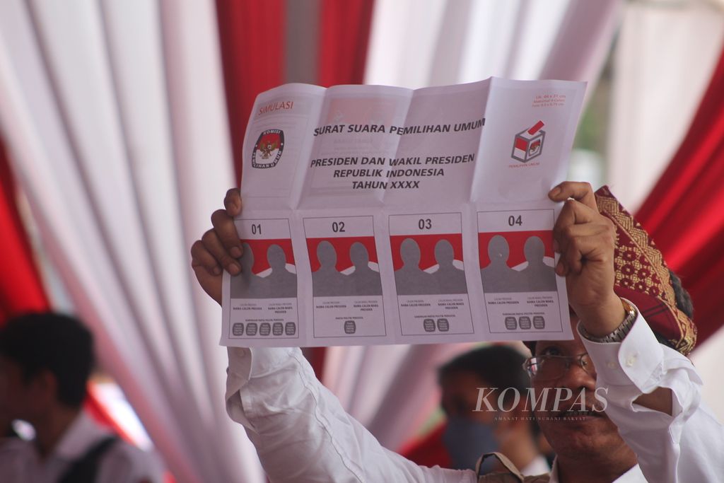 Seorang petugas Kelompok Penyelenggara Pemungutan Suara (KPPS) simulasi memeriksa surat suara pada simulasi penghitungan suara di Palembang, Sumatera Selatan, Kamis (27/4/2023). 