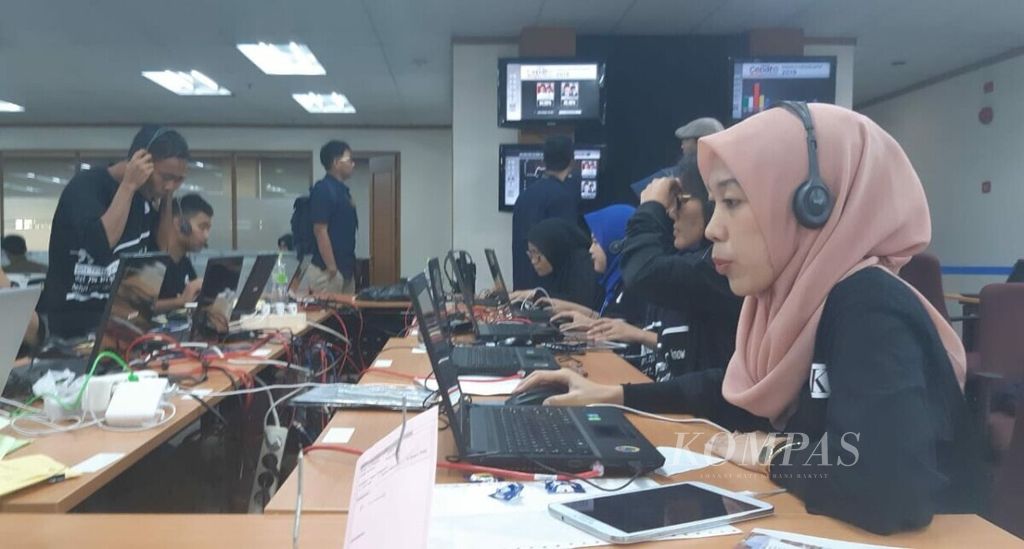 Suasana hitung cepat Pemilu 2019 di Kantor Kompas Gramedia, Jakarta, Rabu (17/4/2019). Selain hitung cepat, Litbang <i>Kompas </i>juga melakukan sejumlah kegiatan lain, seperti survei opini publik.