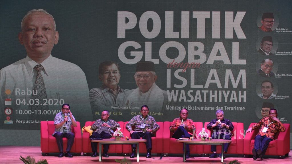 Diskusi bertema Politik Global dengan Islam Wasathiyah, Mencegah Ekstremisme dan Terorisme di Perpustakaan Nasional, Jakarta, Rabu (4/3/2020). Kegiatan tersebut menjadi bagian dari kegiatan tasyakuran dan peluncuran 8 buku Azyumardi Azra yang genap berusia 65 tahun. Para pembicara yang hadir adalah (dari kiri ke kanan) Direktur Eksekutif Centre for Strategic and International Studies (CSIS) Philips J Vermonte, Sekretaris Umum Pimpinan Pusat Muhammadiyah Abdul Mu'ti, mantan Menteri Agama Lukman Hakim Syarifudin, Pimpinan Majelis Pekerja Harian Persekutuan Gereja-gereja di Indonesia (PGI) Richard M Daulay, Pendiri SMRC Saiful Mujani, dan juga mantan Kepala Badan Pembinaan Ideologi Pancasila (BPIP) Yudi Latif.