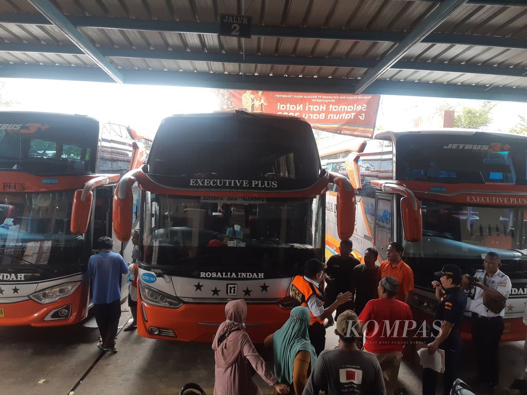 Situasi di pul Bus Rosalia Indah Palembang, Sumatera Selatan, Senin (10/4/2023). Jelang Idul Fitri, permintaan kursi meningkat signifikan. Akibatnya, perusahaan bus pun meningkatkan tarif dan menambah armada untuk mengantisipasi lonjakan penumpang.