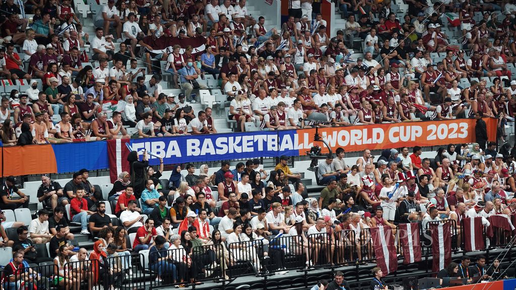 Suasana penonton saat laga antara tim nasional bola basket Latvia melawan tim nasional bola basket Lebanon pada laga pembuka babak penyisihan grup H Piala Dunia FIBA 2023 di Stadion Indonesia Arena, Kompleks Gelora Bung Karno, Jakarta, Jumat (25/8/2023). Tim Latvia mengalahkan Lebanon dengan skor 109-70.