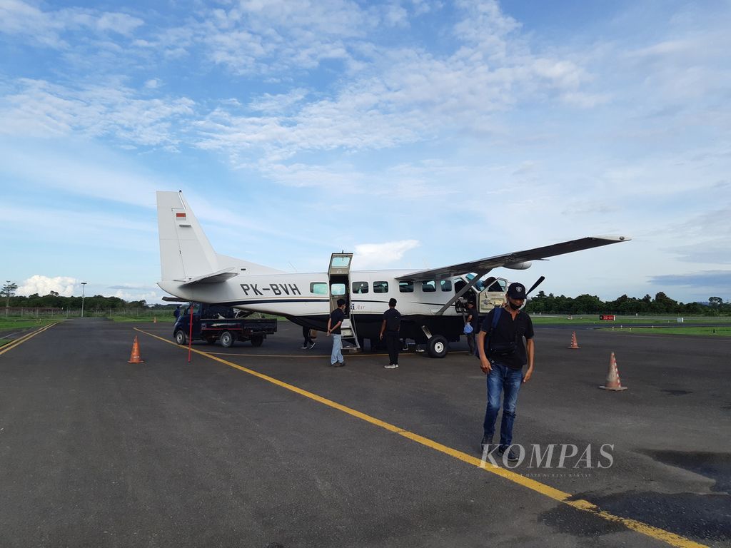 Penumpang turun dari pesawat Susi Air di Bandar Udara Robert Atti Bessing, Kabupaten Malinau, Kalimantan Utara, Rabu (8/12/2021).
