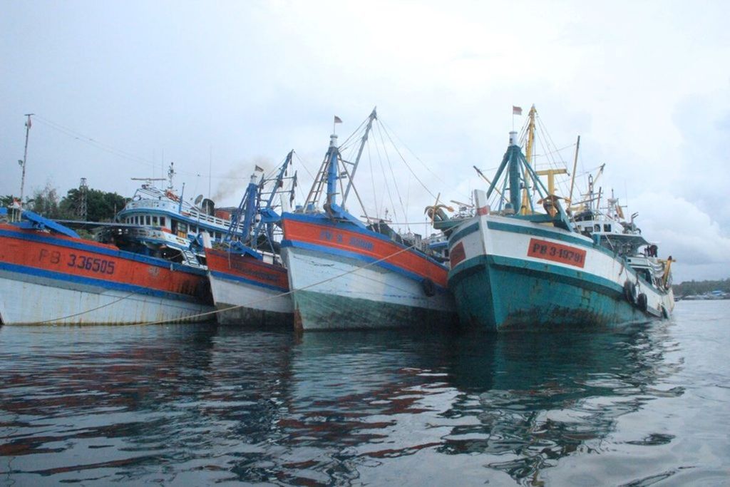 Kapal yang berlabuh di perairan sekitar Pulau Benjina, Kabupaten Kepulauan Aru, Maluku, Rabu (1/4/2015). Di tempat itu pernah terjadi perbudakan nelayan.