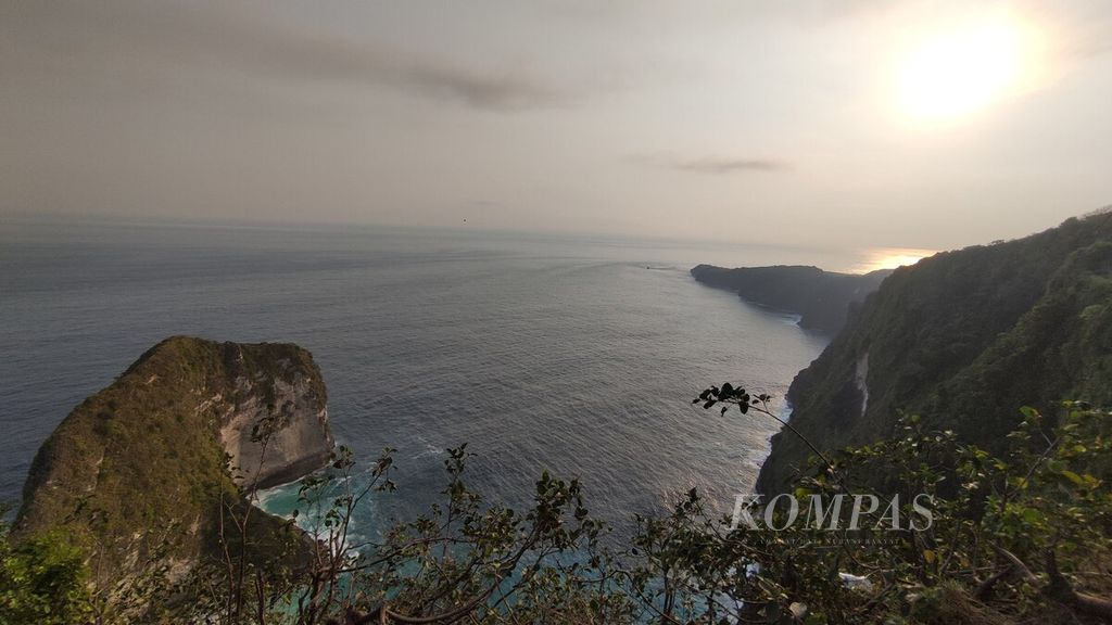 Panorama Pantai Kelingking di Nusa Penida, Kabupaten Klungkung, Bali, Senin (26/6/2023), menjelang sore. Nusa Penida menjadi tempat wisata yang ramai didatangi turis. 