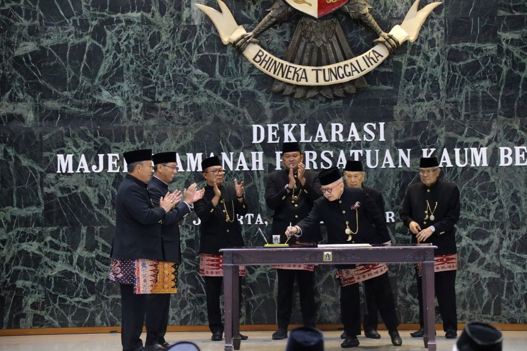 Mantan Gubernur DKI Jakarta Fauzi Bowo turut menandatangani Deklarasi Majelis Amanah Persatuan Kaum Betawi di Balai Kota DKI Jakarta, Kamis (22/12/2022). 