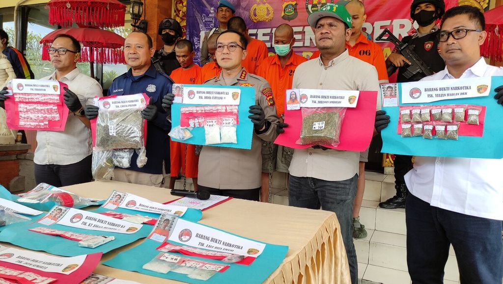 Satuan Reserse Narkoba Polresta Denpasar mengungkap 28 kasus narkotika dan menangkap 38 orang tersangkut kasus narkotika itu sejak awal Mei 2023. Kepala Polresta Denpasar Komisaris Besar Bambang Yugo Pamungkas (tengah) dalam konferensi pers di Polresta Denpasar, Kota Denpasar, Selasa (30/5/2023), didampingi, antara lain, Kepala Satresnarkoba Polresta Denpasar Komisaris Mirza Gunawan (sebelah kanan).