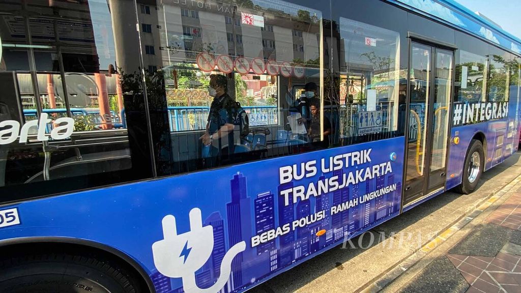 Bus Listrik Transjakarta X Higer Berpelanggan memasuki Terminal Blok M, Jakarta, Jumat (17/9/2021). 