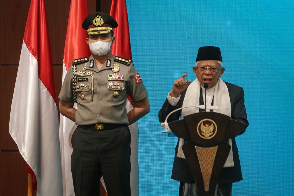 Wakil Presiden Maruf Amin berpidato dalam acara pembukaan Ijtima Ulama Nusantara di Hotel Millennium, Jakarta, Jumat (13/1/2023). 
