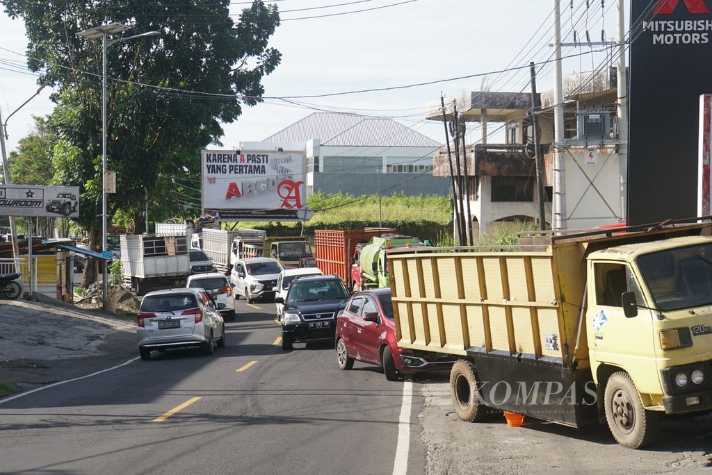 Truk-truk mengantre di Jalan Sam Ratulangi untuk menuju SPBU Winangun, Manado, Sulawesi Utara, Kamis (24/3/2022) siang demi membeli solar bersubsidi. Solar bersubsidi sedang langka karena setiap SPBU hanya mendapatkan kuota penyaluran sebesar 8.000 liter.