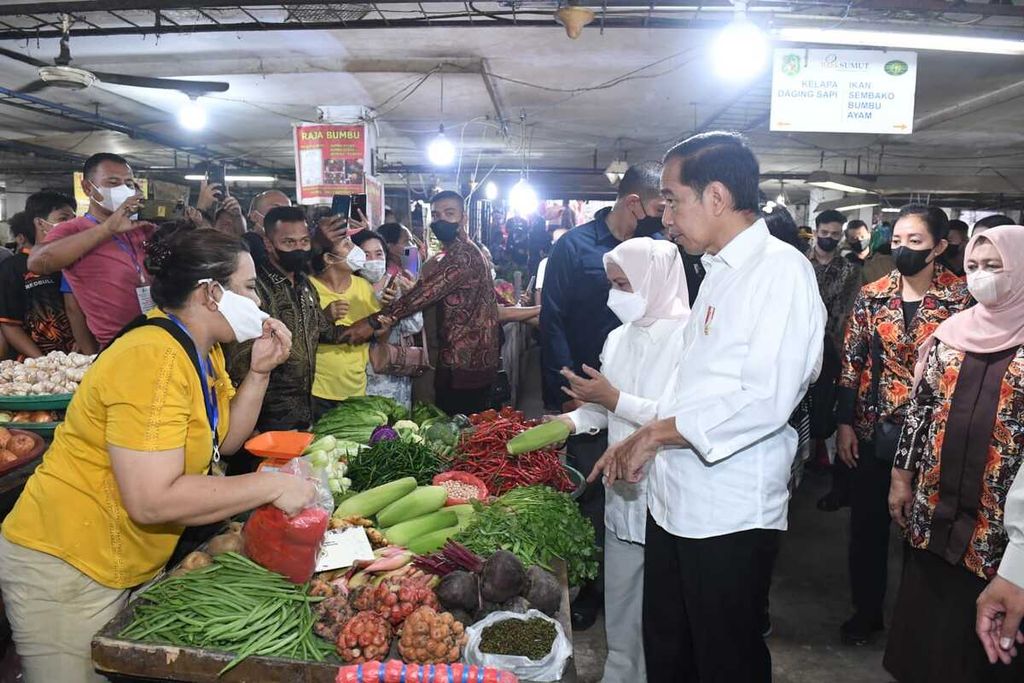 Presiden Joko Widodo dan Ibu Iriana saat berbelanja dan membagikan sejumlah bantuan sosial, antara lain, Bantuan Modal Kerja (BMK) dan Bantuan Langsung Tunai (BLT) Minyak Goreng kepada masyarakat penerima manfaat dan pedagang di Pasar Petisah, Kota Medan, Sumatera Utara, Kamis (7/7/2022).