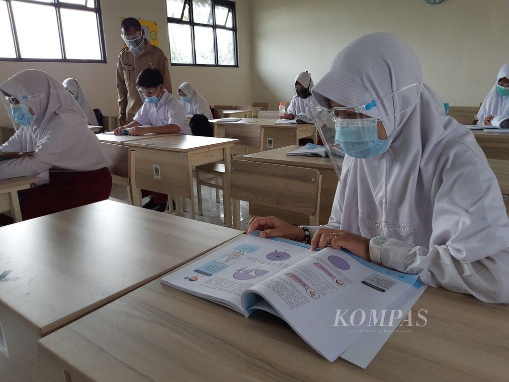 Para siswa SDN Karangraharja 02, Cikarang Utara, Kabupaten Bekasi, Jawa Barat, mengikuti simulasi pembelajaran tatap muka pada Selasa (15/12/2020).