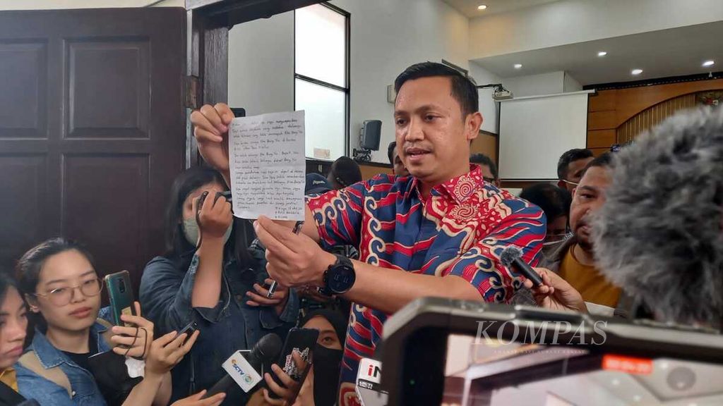 Penasihat hukum Bhayangkara Dua Richard Eliezer Pudihang Lumiu, Ronny Talapessy, menunjukkan selembar kertas yang berisi tulisan tangan Eliezer kepada wartawan seusai sidang pembacaan dakwaan di Pengadilan Negeri Jakarta Selatan, Selasa (18/10/2022).