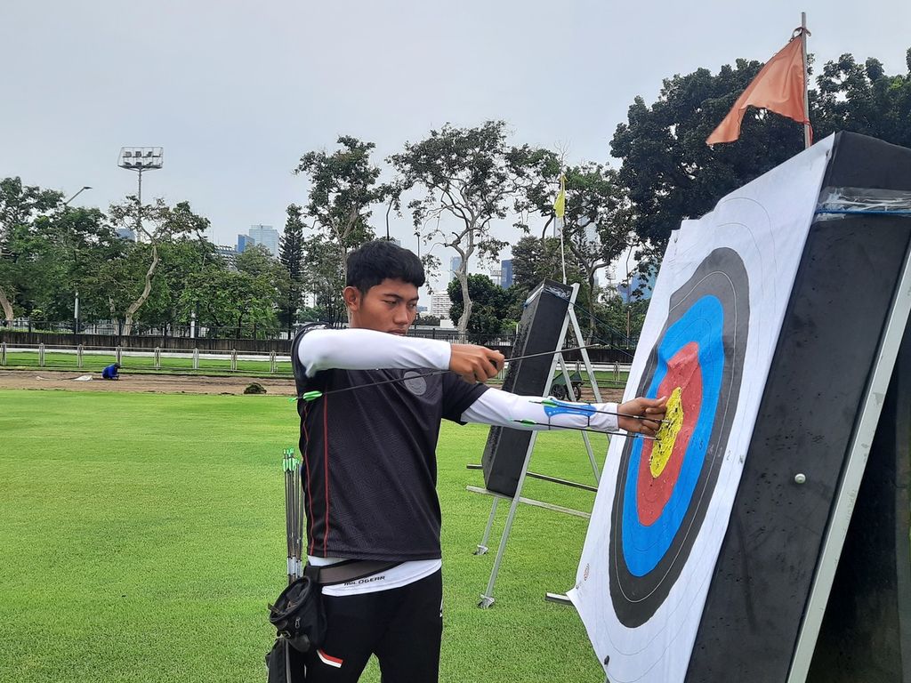 Pepanah Indonesia, Lisnawanto Putra Aditya (19) mengambil busur dari papan sasaran di Lapangan Panahan, Gelora Bung Karno, Jakarta, Kamis (17/11/2022). 