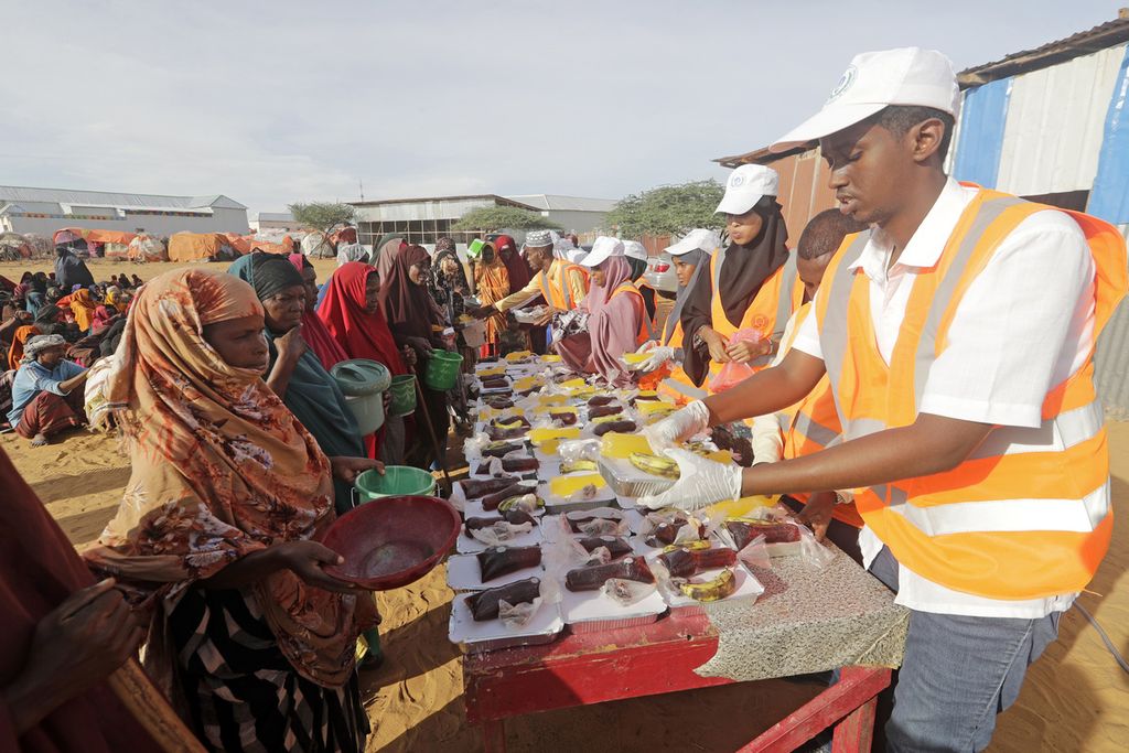 Pengungsi di pinggiran Mogadishu, Somalia, mengantre makanan, Maret 2023. 