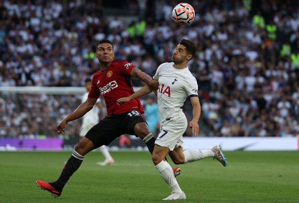 Penyerang Tottenham Hotspur, Manor Solomon (kanan), berebut bola dengan gelandang Manchester United, Casemiro, dalam pertandingan Liga Inggris antara Tottenham Hostspur dan Manchester United di Stadion Tottenham Hotspur, London, Inggris, Sabtu (19/8/2023). Spurs mengalahkan MU, 2-0. 