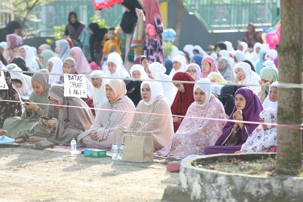 Warga menunaikan shalat Idul Fitri di Masjid Darul Ghufran, Kecamatan Sagulung, Batam, Kepulauan Riau, Sabtu (22/4/2023).