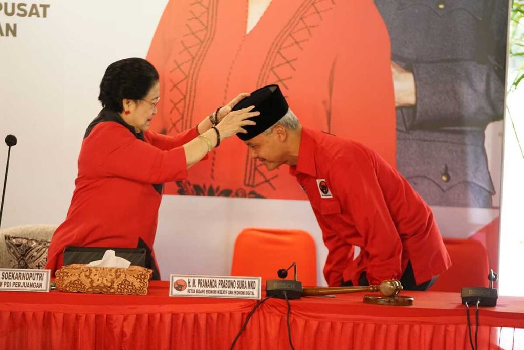 Ketua Umum PDI-P Megawati Soekarnoputri memakaikan kopiah pada Ganjar Pranowo setelah Megawati mengumumkan keputusannya agar PDI-P mengusung Ganjar di Pilpres 2024, di Batutulis, Bogor, Jawa Barat, Jumat (21/4/2023). 