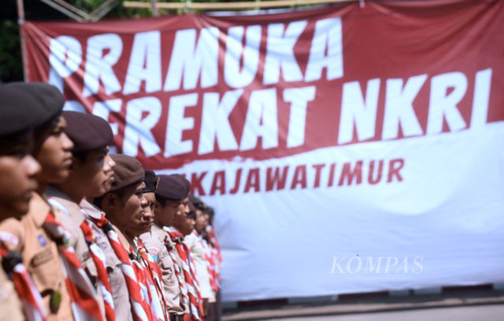Pramuka Panegak dan Pandega Jawa Timur mengkuti deklarasi Pramuka sebagai Perekat NKRI sekalus pelepasan kontingen untuk Raimuna Nasional IX Tahun 2017 di Kwarda Pramuka Jatim di Surabaya, Selasa (8/8/2017). Diperlukan dukungan dari berbagai pihak untuk terus mempertahankan keutuhan NKRI.