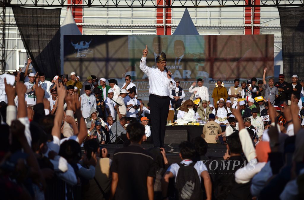 Anies Baswedan menyampaikan orasi dalam Kampane Akbar Anies Baswedan/Muhaimin Iskandar dan Deklarasi Dukungan Ulama dan Habib se-Sumatera Selatan di Benteng Kuto Besak, Palembang, Kamis (25/1/2024). 