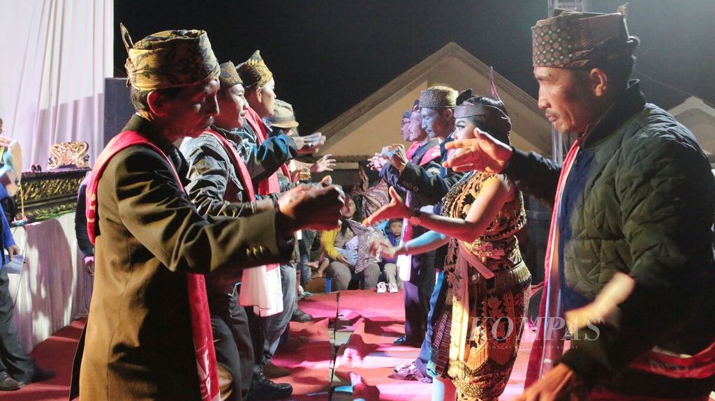 Warga menari dalam acara tayub Tengger saat tampil pada Senin (5/6/2023) dalam penutupan acara Borobudur Writers And Cultural Festival (BWCF) 2023 di Desa Ngadas, Kecamatan Poncokusumo, Kabupaten Malang, Jawa Timur. 