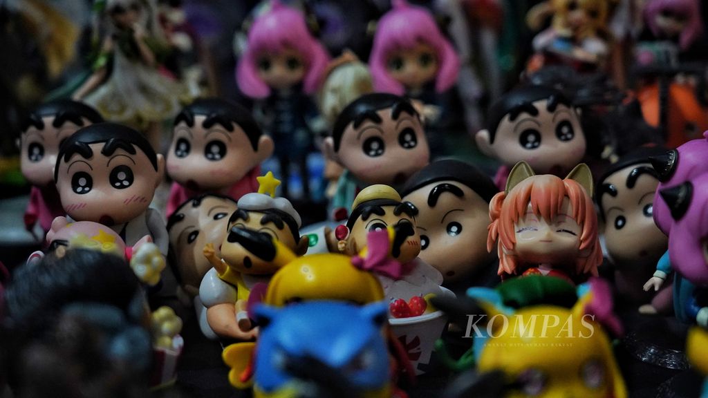 Sejumlah miniatur figur tokoh komik Sinchan di salah satu stan peserta acara The Jakarta 19th Toys and Comics Fair 2024 di Balai Kartini, Jakarta, Sabtu (2/3/2024). Sejumlah stan peserta menyajikan komik-komik beserta miniatur tokoh komik tersebut. 