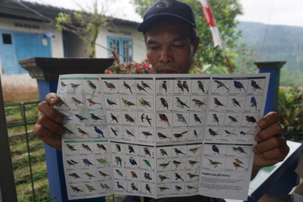 Ketua LMDH Wanakarya Lestari Kemutug Lor Daryono melihat daftar aneka burung setelah melakukan pengamatan di lereng Gunung Slamet, Desa Ketenger, Baturraden, Banyumas, Jawa Tengah, Kamis (4/8/2022).