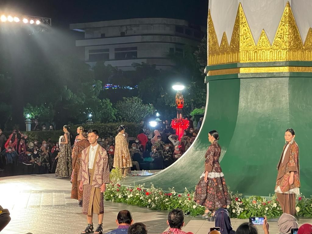 Berbagai model karya perancang busana Denny Wirawan juga ikut ditampilkan pada pergelaran busana yang berlangsung Minggu (27/3/2022) di Tugu Pahlawan, Surabaya.