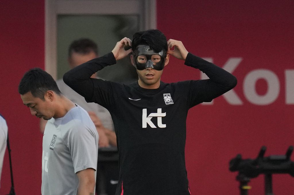 Foto<i> file</i> yang memperlihatkan pemain Korea Selayan Son Heung-min menyesuaikan maskernya dalam sesi latihan Piala Dunia 2022 di Al Egla Training Site 5 di Doha, Qatar, Senin, 21 November 2022. 