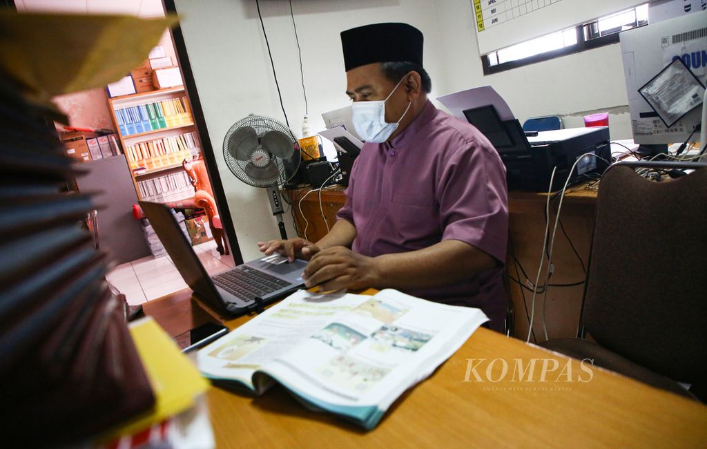 Syukron, guru Agama Islam bagi siswa kelas lima dan enam mempersiapkan bahan penilaian harian yang akan diunggah ke <i>google form</i> sebagai materi pembelajaran jarak jauh di SD Negeri Jurang Mangu Barat 01, Tangerang Selatan, Banten, Jumat (29/1/2021). 