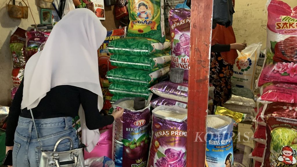 Salah seorang pembeli beras di Pasar Pabaeng-Baeng, Makassar, Sulawesi Selatan, Selasa (23/1/2024). Mereka mengeluhkan harga beras yang kembali naik. 