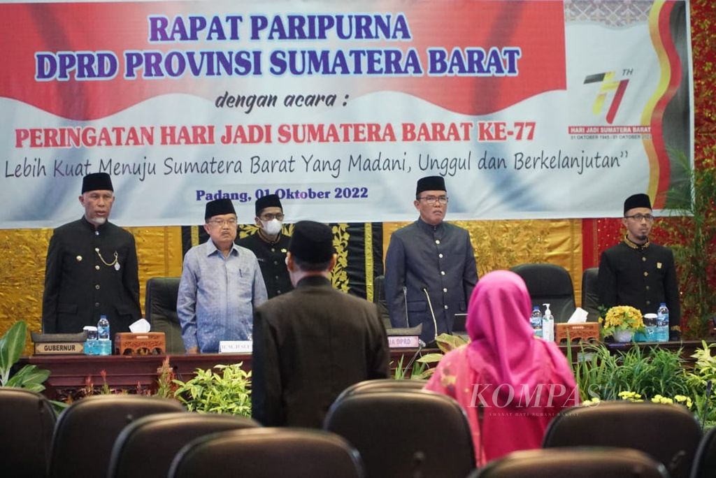 Mantan Wakil Presiden Jusuf Kalla diapit Gubernur Sumatera Barat Mahyeldi (kiri) dan Ketua DPRD Sumbar Supardi serta Wakil Ketua DPRD Sumbar Irsyad Syafar (kanan) dalam perayaan HUT ke-77 Sumbar di Kantor DPRD Sumbar, Padang, Sabtu (1/10/2022).