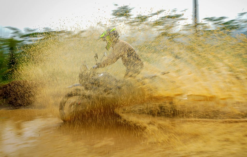 All-New Himalayan 450 saat melewati genangan air dalam uji kendara di Desa Pelangi, Sentul, Jawa Barat, Rabu (10/7/2024). 