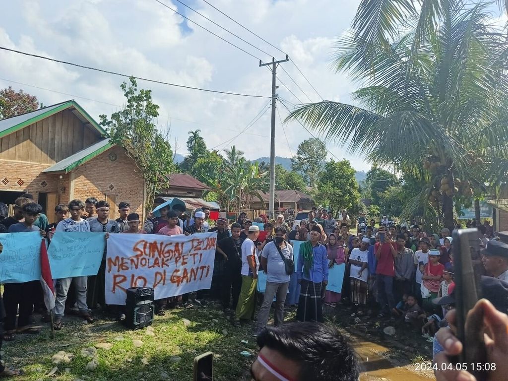 Masyarakat berunjuk rasa di depan Kantor Dusun Sungai Telang, Kecamatan Bathin III Ulu, Kabupaten Bungo, Jambi, Jumat (5/4/2024). 